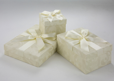 Das Hochzeitszubehör wird in den Accessoires-Boxen Creamy Ornaments optimal aufbewahrt.